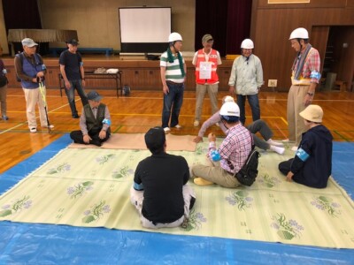 大庭小体育館内で一人当たりの避難スペース(畳一畳分)を体感する。