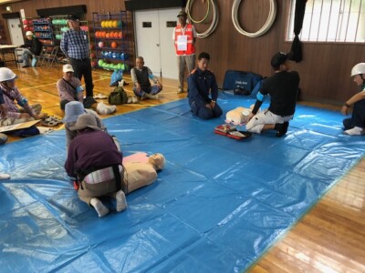 体育館内でAED操作の練習中。