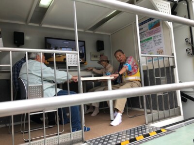 起震車で震度7を体感した。村松会長もその凄さにビックリ!