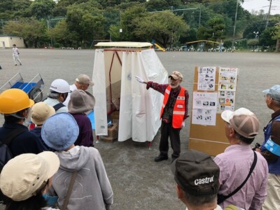 仮説トイレの説明に参加者も聞き入る。