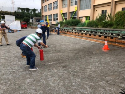 消火器の扱い方も訓練しました。